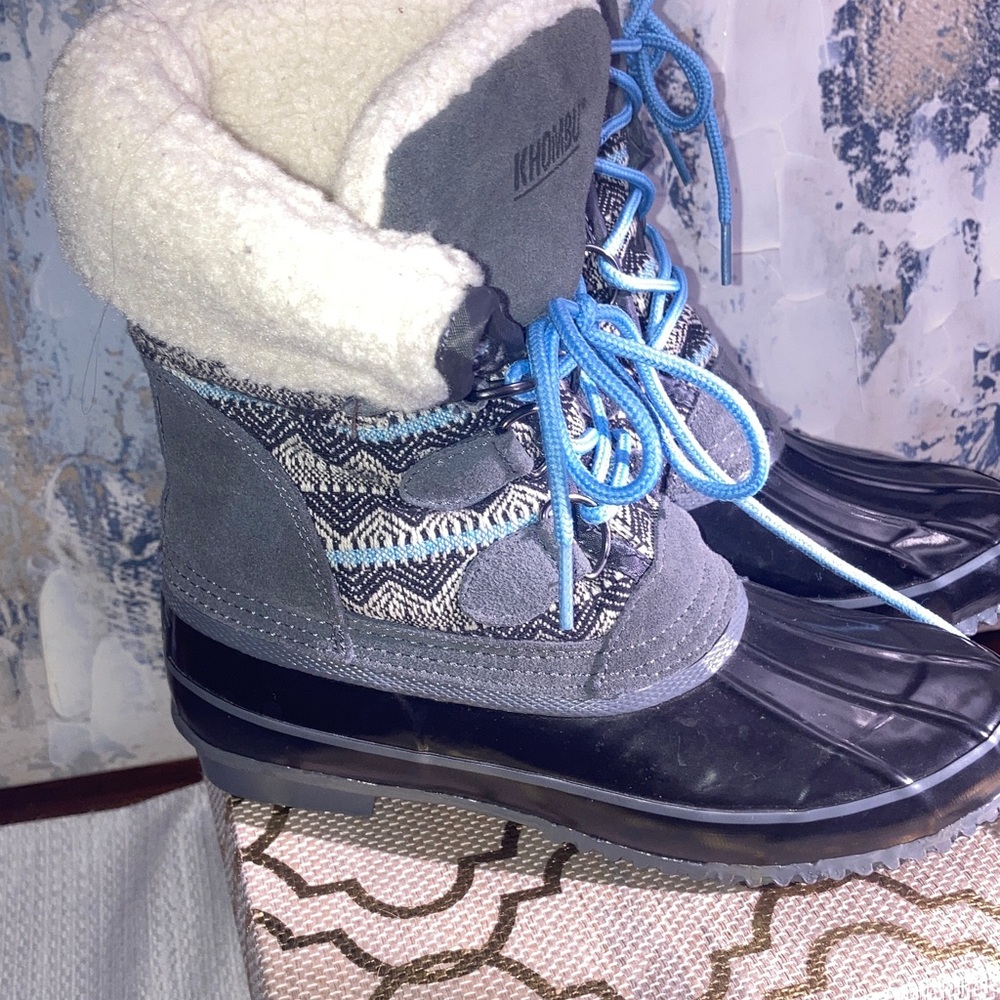 Khombu Mayana Women's Black and Gray Winter Boots with Blue Accents